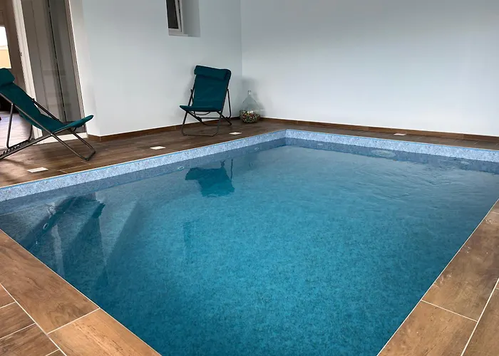 Maison Avec Piscine Interieure Privee, Buses De Spa, Jardin Clos Et Parking